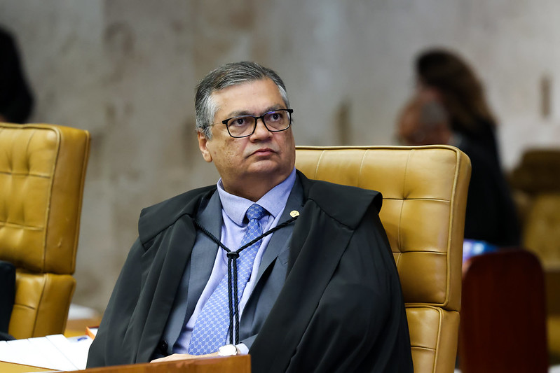 Dino trava "penduricalhos" e impõe limite aos supersalários nos três Poderes